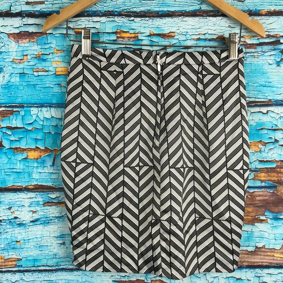 H&M Womens Skirt Black and White Print Size 4 Polyester 16" Length Lined - Picture 4 of 9